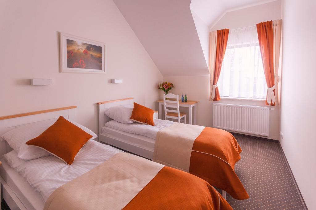 Gosciniec Kasztel U Gostla Hotel Murowana Goslina Bilik gambar
