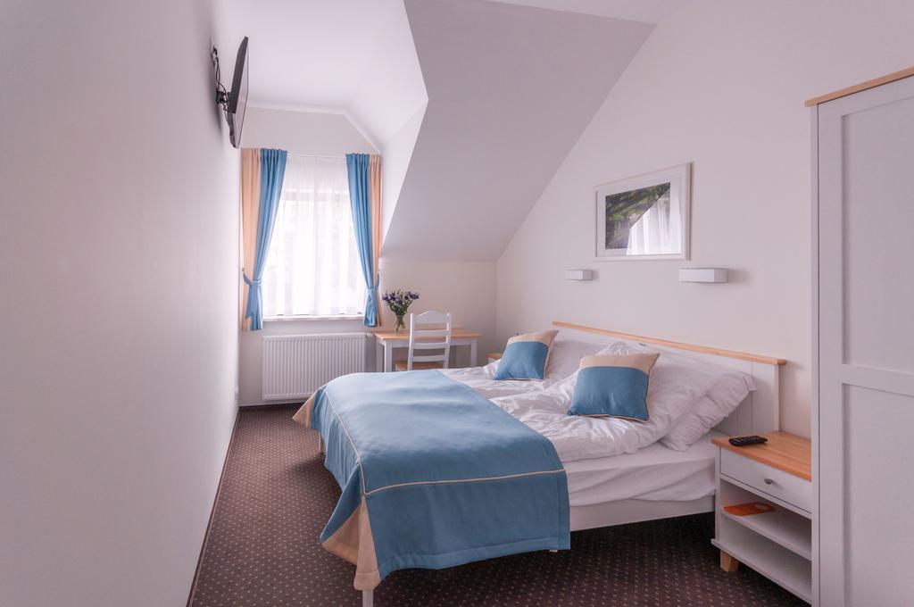 Gosciniec Kasztel U Gostla Hotel Murowana Goslina Bilik gambar